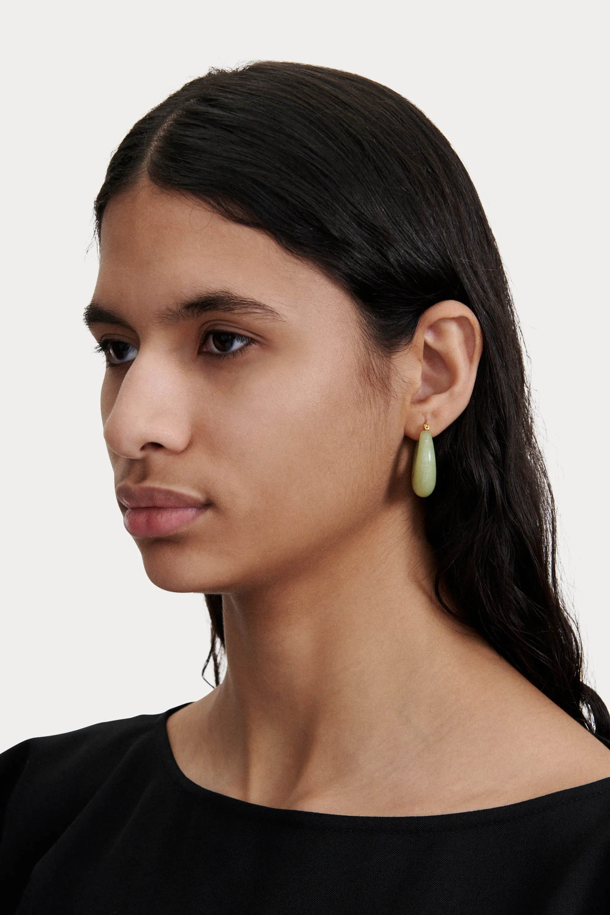 Sure! To make the title of the e-commerce product more engaging and optimized for search, you can use descriptive and enticing modifiers. Heres a suggestion:

Handcrafted Natural Green Grass Earrings - Eco-Friendly, Lightweight Jewelry for Boho-Chic Style

This title includes modifiers such as handcrafted, natural, eco-friendly, lightweight, and boho-chic, which help convey key features and appeal to potential customers.