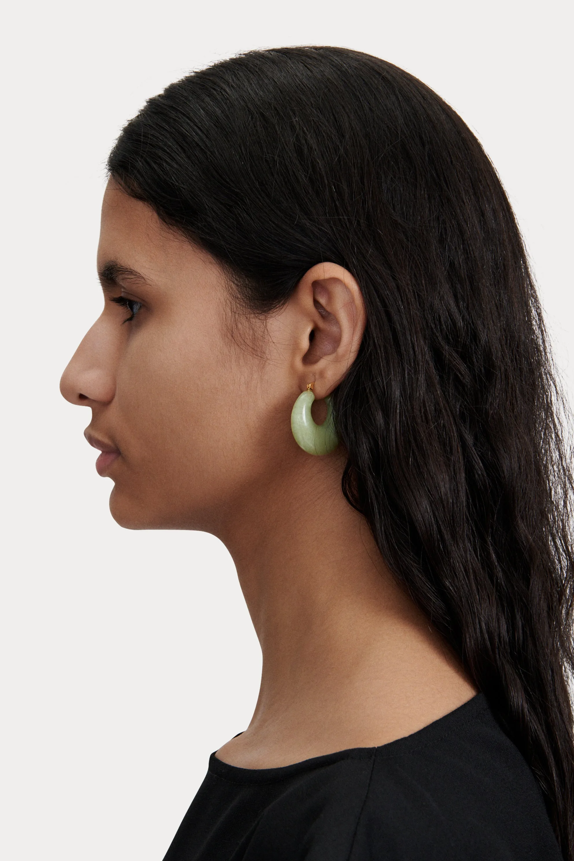 Sure! To make the title of the e-commerce product more engaging and optimized for search, you can use descriptive and enticing modifiers. Heres a suggestion:

Handcrafted Natural Green Grass Earrings - Eco-Friendly, Lightweight Jewelry for Boho-Chic Style

This title includes modifiers such as handcrafted, natural, eco-friendly, lightweight, and boho-chic, which help convey key features and appeal to potential customers.